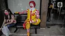 Seorang wanita duduk disamping patung Ronald di gerai makanan cepat saji McDonals's komplek pusat perbelanjaan Sarinah, Jakarta, Jumat (8/5/2020). Penutupan gerai ini dikarenakan pihak manajemen gedung sarinah akan merenovasi dan mengubah strategi bisnis. (Liputan6.com/Faizal Fanani)