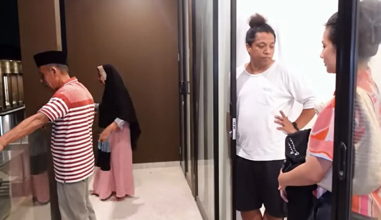 Dilantai tiga terdapat balkon yang bisa digunakan untuk santai. Dirumah baru pasangan ini juga sudah dilengkapi kamar anaknya. Tampak dua orang tua Arie begitu senang dengan rumah baru anaknya. [Youtube/Indah Permatasari]