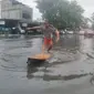 Dalam video dan foto-foto yang beredar di media sosial dan WhatsApp, 2 pemuda tampak asik memancing di lokasi banjir dan 1 pemuda lagi bermain selancar.