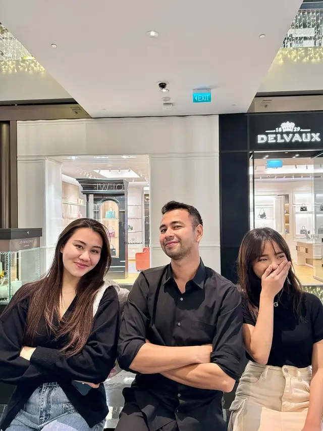 6 Potret Fuji dan Aaliyah Massaid Duduk Bareng saat ke Singapura Ini Curi Perhatian