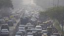 Para komuter berkendara di tengah kabut pagi dan kabut asap beracun di New Delhi, India, 17 November 2021. Tingkat polusi di New Delhi mencapai level yang sangat buruk pada bulan ini. (AP Photo/Manish Swarup)