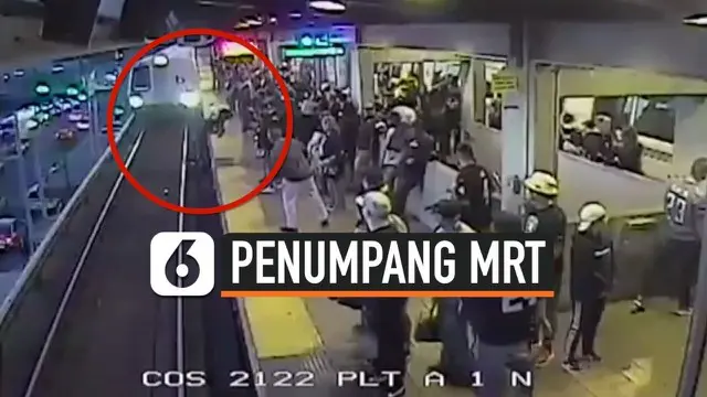 Detik-detik seorang penumpang nyaris ditabrak MRT di Oakland, Claifornia. Ia diselamatkan seorang petugas usai terjatuh ke lintasan MRT.