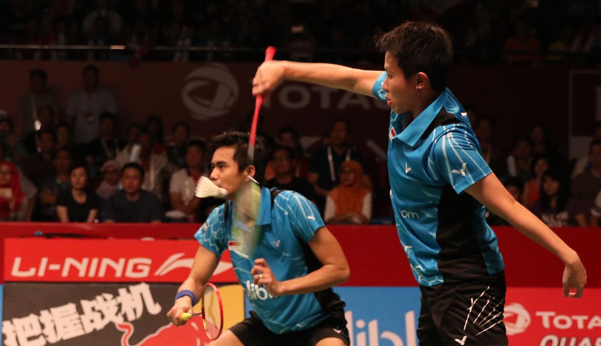 Setelah menang di gim pertama, Tontowi/Liliyana sudah sempat meraih match poit di gim kedua. (Bola.com/Arief Bagus)