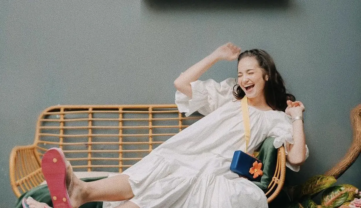 Dress putih bisa digunakan untuk acara formal hingga hangout. Padukan dengan slingbag