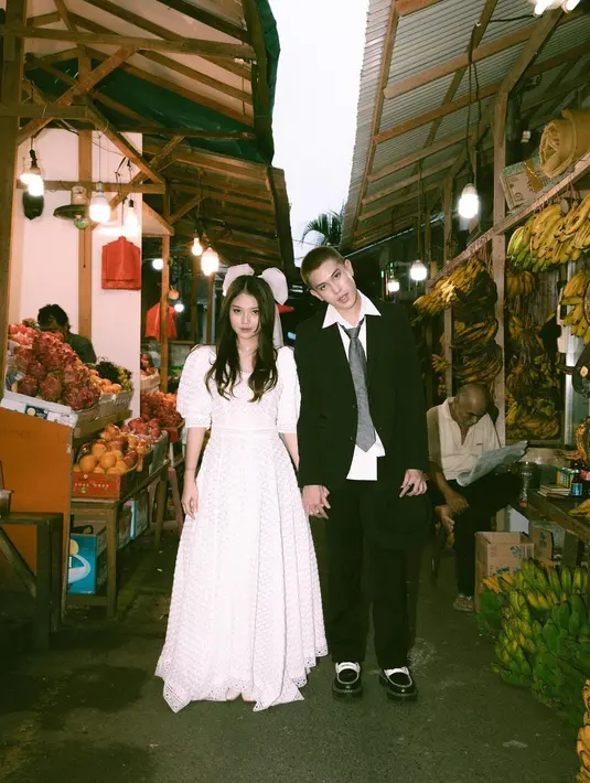 Anti mainstream, pasangan Julian Jacob dan Mirriam Eka melakoni sesi prewedding di pasar. Keduanya pun kompak kenakan busana pengantin disertai konsep vintage. [Instagram].