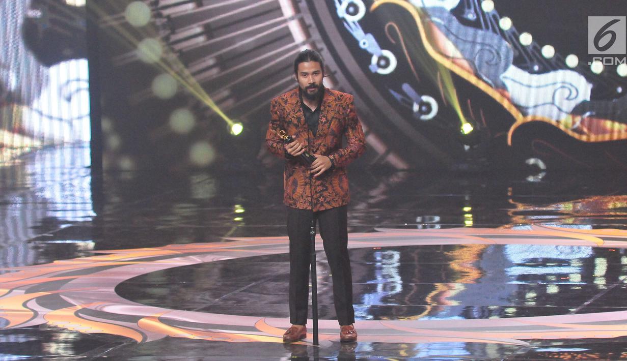 Aktor Chicco Jerikho menerima penghargaan Pemeran Utama Pria Terpuji Film Bioskop dalam ajang Festival Film Bandung 2017 di studio 6 Emtek, Jakarta (22/10). (Liputan6.com/Helmi Afandi)