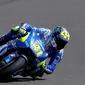 Rider tim Suzuki, Aleix Espargaro berhasil meraih posisi start kedua dengan catatan waktu 1 menit 38.316 detik, (AP Photo/Natacha Pisarenko)