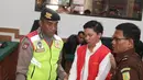Komisaris First Travel Kiki Hasibuan dikawala petugas usai menjalani sidang vonis di Pengadilan Negeri Depok, Jawa Barat, Rabu (30/5). Kiki divonis 15 tahun penjara dan denda 5 miliar rupiah subsider 8 bulan penjara. (Liputan6.com/Herman Zakharia)