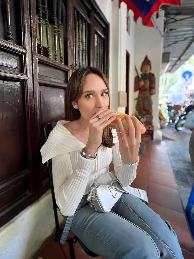 8 Potret Liburan Cinta Laura di Vietnam, Pamer Kemesraan dengan Arya Vasco