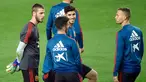 Kiper Spanyol David de Gea (kiri) berbincang dengan rekan-rekannya selama sesi pelatihan di stadion Mestalla di Valencia (22/3). Spanyol akan bertanding melawan Norwegia pada grup F kualifikasi Euro 2020. (AFP Photo/Jose Jordan)