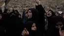 Wanita meneriakkan slogan-slogan saat protes di luar konsulat Swedia di Istanbul, Turki, Minggu (22/1/2023). Sekitar dua ratus warga di Istanbul turut berunjuk rasa di depan konsulat pemerintahan Swedia. (AP/Khalil Hamra)