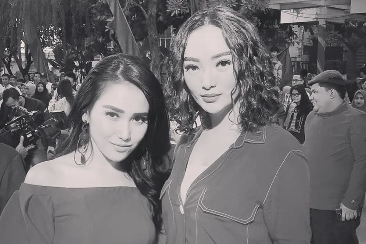 [Bintang] Ayu Ting Ting dan Zaskia Gotik