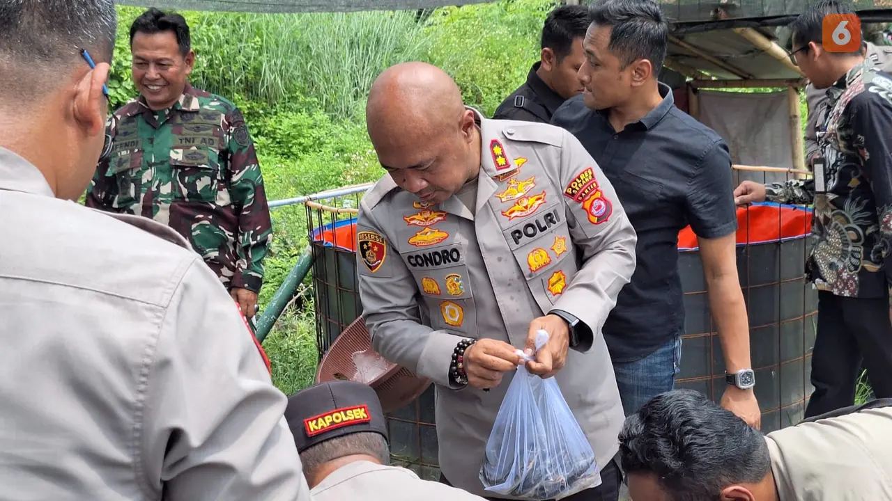 Kapolres Serang, AKBP Condro Sasongko Bagikan Ikan Lele ke Masyarakat. (Kamis, 27/02/2025). (Yandhi Deslatama/Liputan6.com).