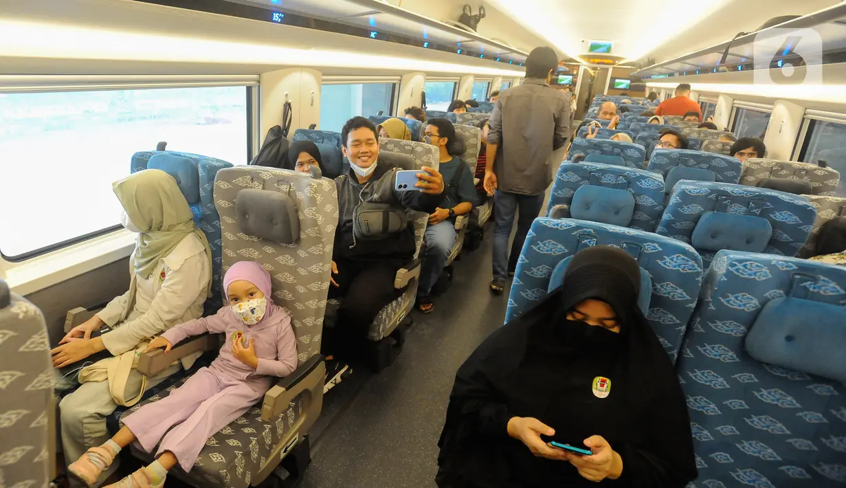 Eva mengatakan masyarakat yang ingin mengikuti kegiatan uji coba ini sudah bisa melakukan pendaftaran melalui situs ayonaik.kcic.co.id. (merdeka.com/Arie Basuki)