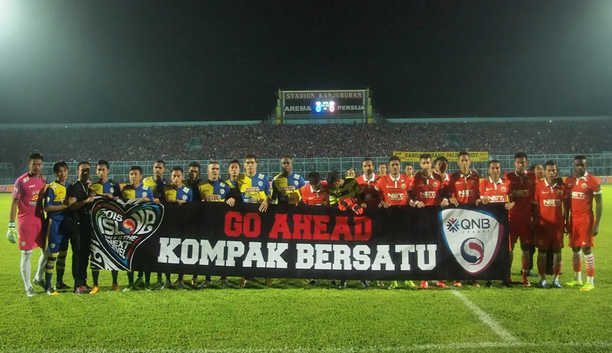 Pemain Arema Cronus dan Persija Jakarta berpose di depan slogan 'Go Ahead, Kompak Bersatu'. (Liga Indonesia)