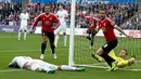 Juan Mata mencetak gol ke gawang Swansea City di Stadion Liberty, Swansea, Wales, Inggris Raya. Minggu (30/8/2015). (EPA/Geoff Caddick)
