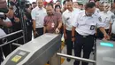Direktur PT KAI Edi Sukmoro bersama Sekda Kota Tangerang, Tatang Sutisna melakukan tapping e-ticketing usai peresmian jembatan penghubung atau skybridge antara peron 1-2 (KA Bandara) dengan peron 3-4 (KRL) di Stasiun Batu Ceper, Tangerang, Kamis (18/7/2019). (Liputan6.com/Immanuel Antonius)