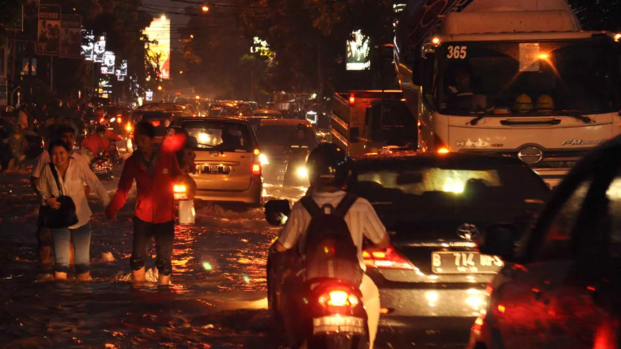 Bule Tersenyum Lihat Kemang Kebanjiran