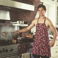 Ansel Elgort hanya menggunakan celemek saat masak di dapur! (instagram/ansel)