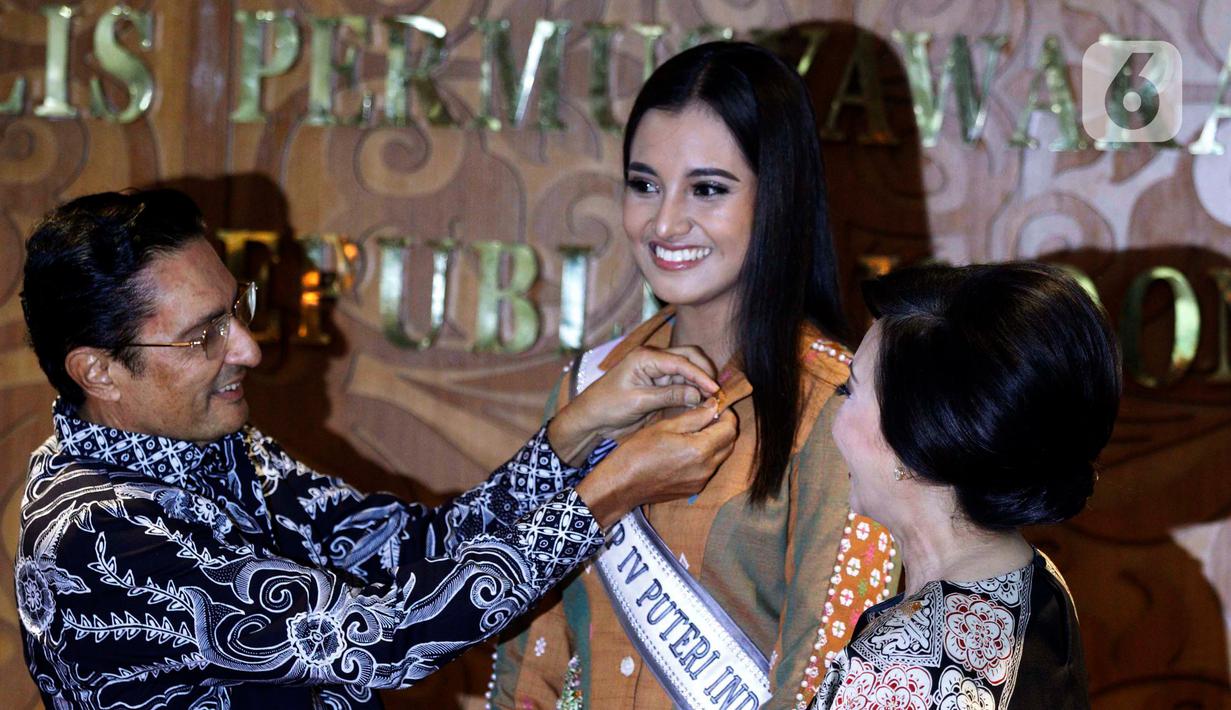 Wakil Ketua MPR Fadel Muhammad (kiri) menyematkan pin kepada runner up Puteri Indonesia 2020 Jihane Almira Chedid di Kompleks Parlemen, Senayan, Jakarta, Kamis (12/3/2020). Puteri Indonesia 2020 Ayu Maulida dan sejumlah runner up didaulat menjadi Duta MPR RI. (Liputan6.com/Johan Tallo)