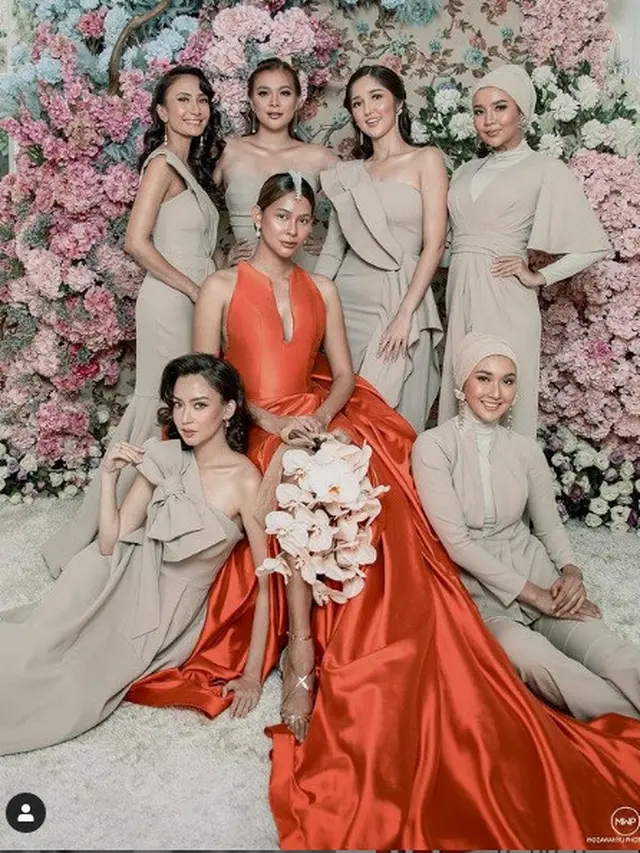 6 Gaya Pemotretan Bunga Jelitha dan Syamsir Alam Rayakan Anniversary, Tampil Menawan