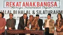 Menteri Pertahanan Ryamizard Ryacudu didampingi ketua panitia Presidium Alumni 212 dan tokoh lintas agama saat menandatangani petisi Persatuan Bangsa adalam acara Silaturahmi dan Halalbihalal bersama Presidium Alumni 212 di Hotel Sangri-la, Jakarta, Kamis (27/6/2019). (merdeka.com/Iqbal Nugroho)