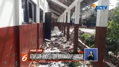 Akibat diterjang angin puting beliung, genteng dari atap gedung SD Negeri Sukamanah 3 di Desa Sindangasih, Karang Tengah, Cianjur, tampak hancur berantakan.