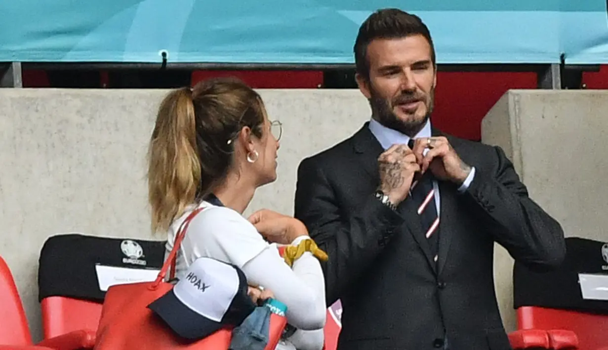 David Beckham berbicara dengan seorang penggemar selama pertandingan babak 16 besar Euro 2020 antara Inggris dan Jerman di Stadion Wembley, London, Inggris, Selasa (29/6/2021). Inggris menang 2-0. (Photo by JUSTIN TALLIS/POOL/AFP)