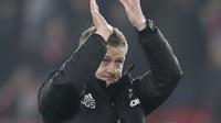 Pelatih Manchester United, Ole Gunnar Solskjaer bertepuk tangan usai pertandingan melawan Sheffield United pada lanjutan Liga Inggris di Stadion Bramall Lane (24/11/2019). MU bermain imbang 3-3 atas Sheffield Unite. (AP Photo/Jon Super)