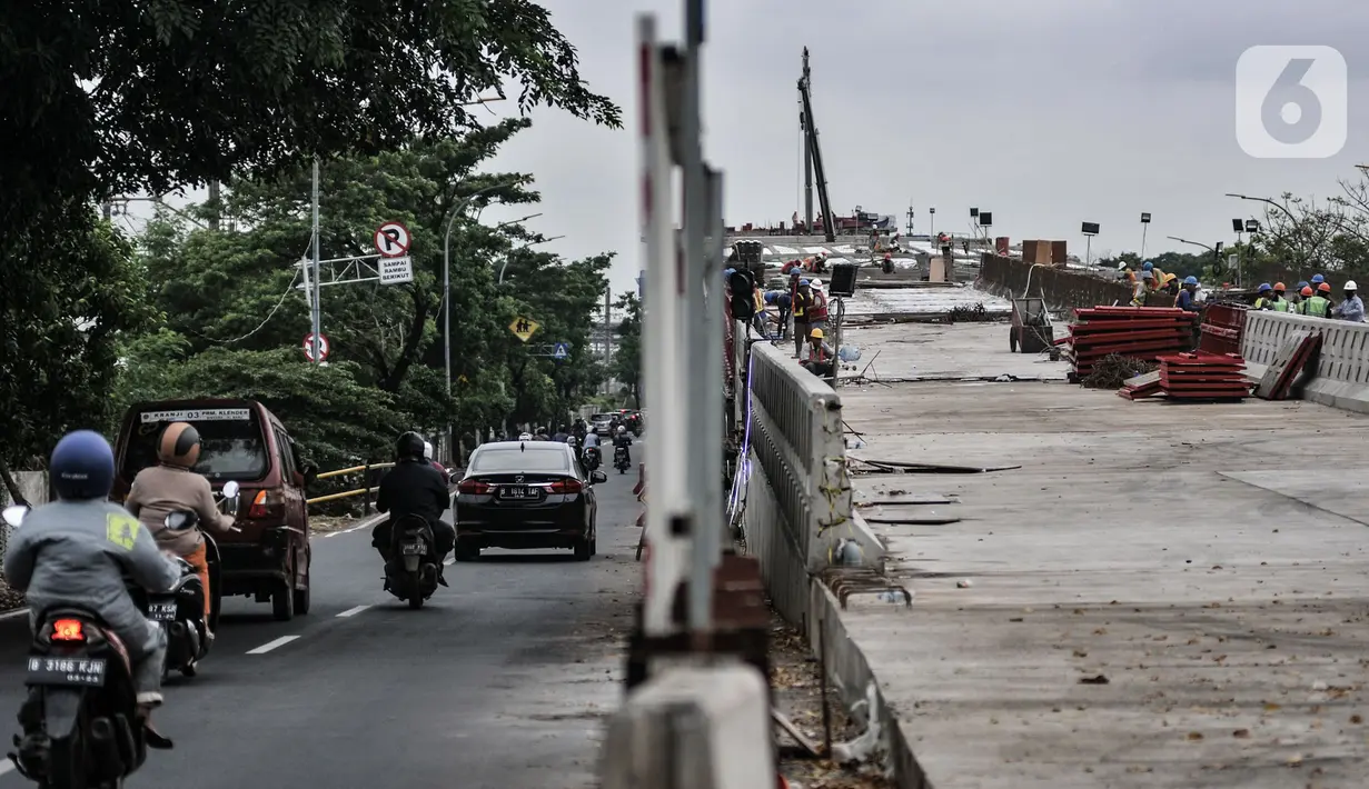 Kendaraan melintasi proyek pembangunan jalan layang atau Flyover Cakung, Jakarta, Kamis (2/7/2020). Proyek flyover berbiaya Rp261 miliar itu ditargetkan rampung pada Desember 2020 dan diharapkan mampu mengurai titik kemacetan akibat perlintasan sebidang. (merdeka.com/Iqbal S Nugroho)