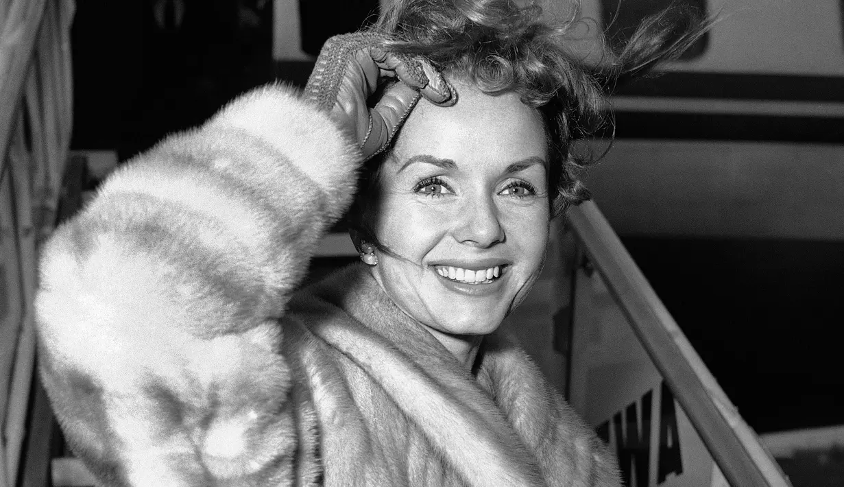 Debbie Reynolds saat akan berangkat dari New York ke Spanyol ( 6 Maret 1959 ). Debbie meninggal pada usia 84 tahun karena serangan stroke.  (AP Photo / John Rooney)