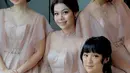 Sementara untuk akad Ria Ricis yang bertema istana kerajaan, para bridesmaids tampil anggun Kombinasi satin dan tulle membuat para bridesmaids terlihat anggun.  (Instagram/ayungberinda).