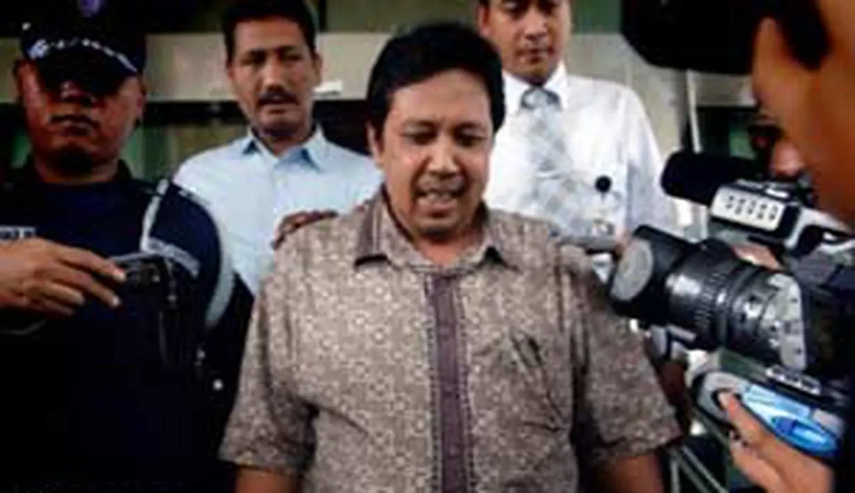 Mantan anggota DPR RI Hilman Indra dikawal petugas sesaat menuju mobil tahanan di Gedung KPK, Jakarta. (Antara)