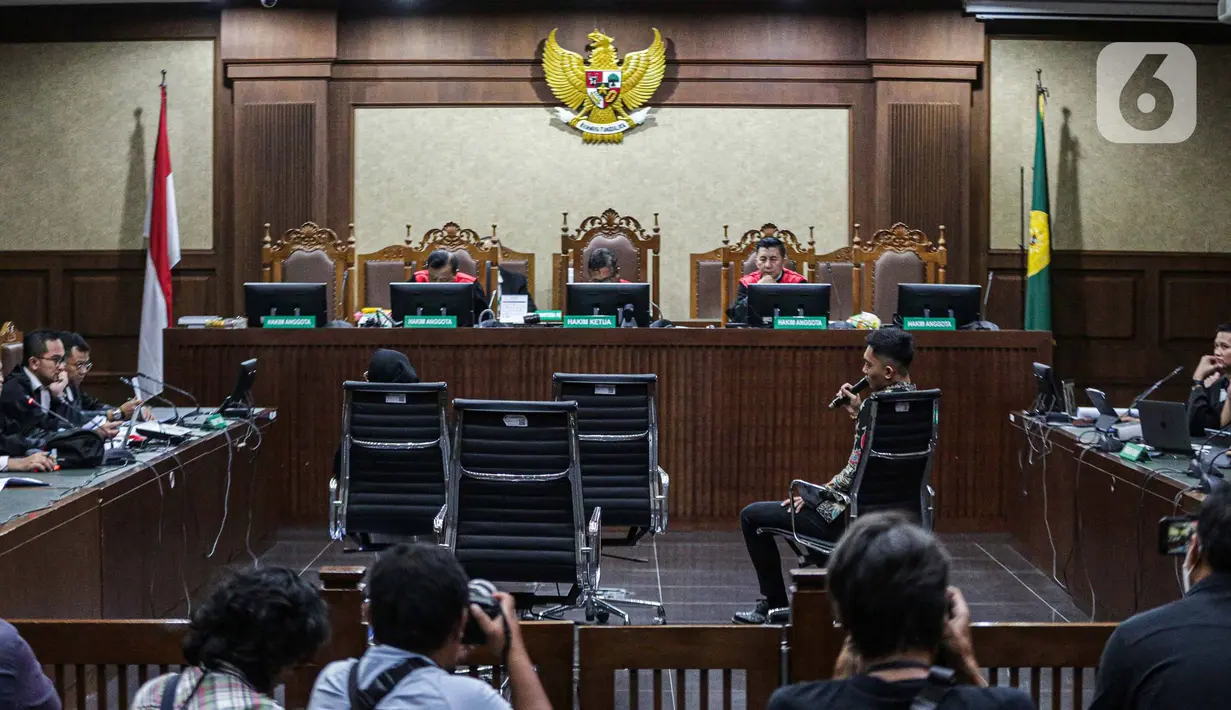 Suasana persidangan saat Mario Dandy Satriyo saat menjawab pertanyaan JPU KPK pada kasus dugaan gratifikasi dan tindak pidana pencucian uang (TPPU) dengan terdakwa Rafael Alun Trisambodo di Pengadilan Tipikor Jakarta, Senin (6/11/2023). (Liputan6.com/Faizal Fanani)