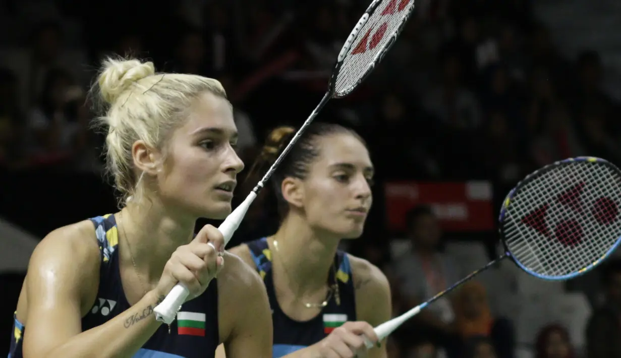 Pebulutangkis Bulgaria, Gabriela Stoeva / Stefani Stoeva, tampak fokus saat melawan pasangan Indonesia pada Indonesia Masters 2019 di Istora Senayan, Jakarta, Rabu (23/1). Stoeva bersaudara gagal lolos ke babak kedua. (Bola.com/M. Iqbal Ichsan)