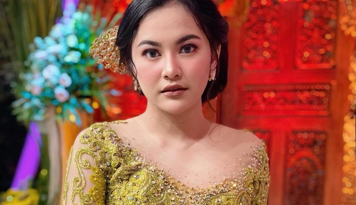 Pemilik nama lengkap Ni Luh Ketut Mahalini Ayu Raharja ini juga punya penampilan menarik. Saat pakai kebaya, ia pun tampil menawan. Kali ini, Mahalini Raharja tampak anggun dengan kebaya berwarna kuning lengkap dengan sanggul.(Liputan6.com/IG/@mahaliniraharja)