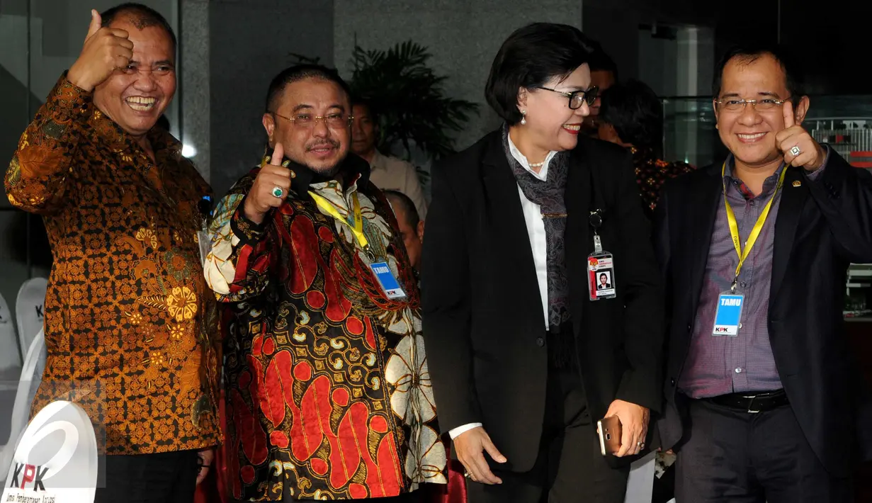 Pimpinan KPK Agus Rahardjo (kiri), Basaria Panjaitan (ketiga kiri) berfoto bersama anggota Komisi III DPR saat kunjungan di gedung baru KPK, Jakarta,  (22/2). Kunjungan yang merupakan bagian dari Rapat Dengar Pendapat (RDP). (Liputan6.com/Helmi Afandi)
