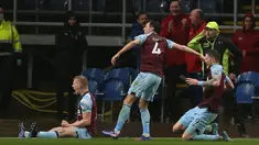 Bek Burnley, Ben Mee (kiri) melakukan selebrasi usai mencetak gol ke gawang Tottenham Hotspur pada pertandingan lanjutan Liga Inggris di Stadion Turf Moor, Inggris, Kamis (24/2/2022). Burnley menang tipis atas Tottenham 1-0. (AFP/Nigel Roddis)