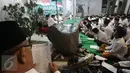 Suasana Istighotsah untuk Jakarta Damai di PBNU, Jakarta, Jumat (7/4). Istighotsah digelar untuk mendoakan Jakarta Damai jelang Pilkada DKI Jakarta Putaran Kedua. (Liputan6.com/Faizal Fanani)