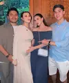 Alyssa Daguise dan Al Ghazali kompak menjadi tim biru alis menebak jenis kelamin anak Aaliyah dan Thariq, Pria. Aaliyah tampil elegan dengan long dress off shoulder navy blue dipadukan tas Chanel baby blue. Al Ghazali mengenakan kemeja baby blue. [@alyssadaguise]