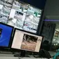 Petugas sedang memberikan informasi melalui CCTV di ruang Network Operating Center (NOC) Unit Pelayanan Sistem Pengendali Lalu Lintas (UP SPLL) Dishub DKI Jakarta. (Herdi Muhardi)