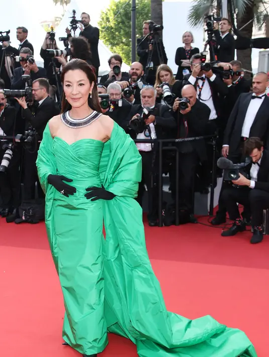 Michelle Yeoh dalam balutan kostum hijau Balenciaga. Foto: Instagram.