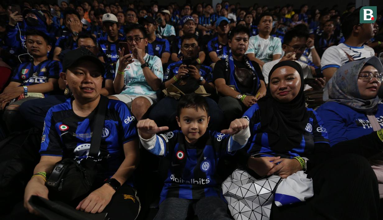 Fans Inter Milan menghadiri kegiatan nonton bareng final Liga Champions 2022/2023 antara Inter Milan vs Man City yang diselenggarakan oleh Inter Club Indonesia (ICI) di Tennis Indoor Senayan, Jakarta, Minggu (11/6/2023) dini hari WIB. (Bola.com/Bagaskara Lazuardi)