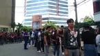 Pegawai kantor berkumpul di luar gedung setelah gempa bumi dahsyat  di Kota Davao, Filipina (29/10/2019). Gempa bumi berkekuatan M 6,8 mengguncang selatan Filipina, Selasa (29/10/2019) pagi waktu setempat. (AP Photo)