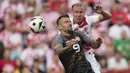 Bek Kroasia Domagoj Vida melompat untuk melakukan sundulan dengan penyerang Makedonia Utara  Aleksandar Trajkovski pada laga uji coba internasional menjelang Piala Eropa 2024 di stadion Rujevica Selasa (4/6/2024) dini hari. (AP Photo/Darko Bandic)