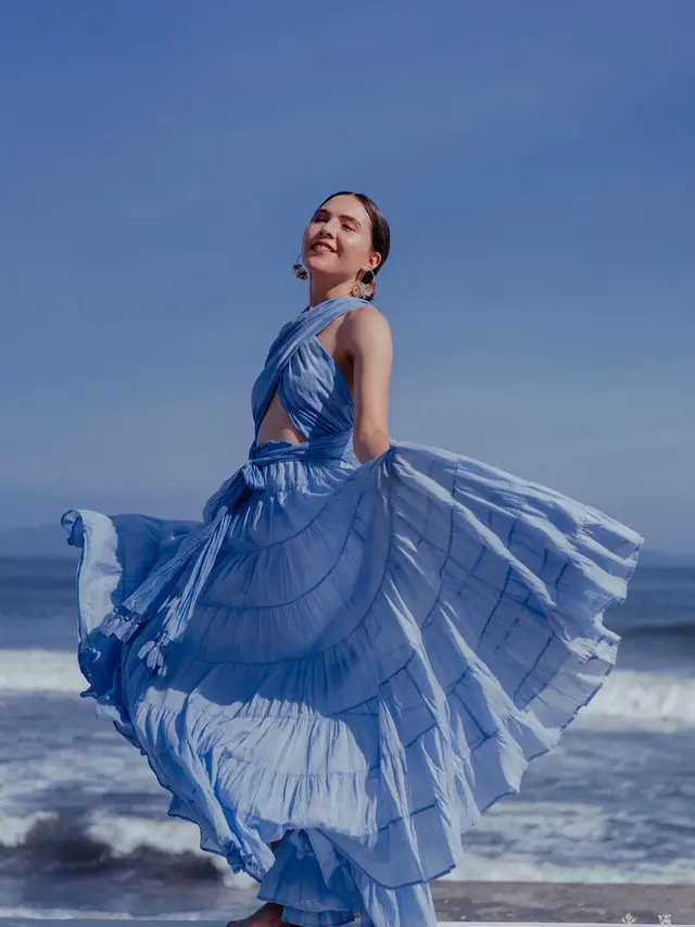 Gaya Pemotretan Olivia Jensen di Pinggir Pantai Bernuansa Biru. (Sumber: Instagram/oliviajensen)