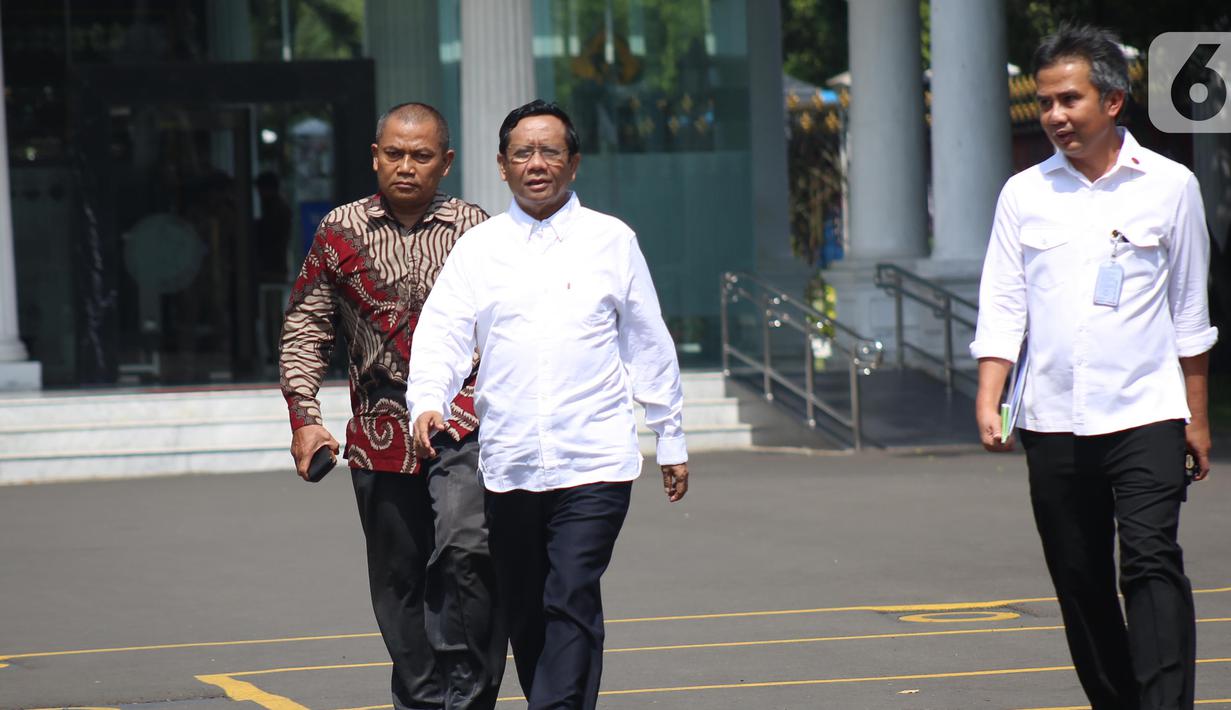 Mantan Ketua Mahkamah Konstitusi Mahfud MD (tengah) tiba di kompleks Istana, Jakarta, Senin (21/10/2109). Kedatangan Mahfud MD berlangsung jelang pengumuman menteri Kabinet Kerja Jilid II oleh Presiden Joko Widodo atau Jokowi. (Liputan6.com/Angga Yuniar)