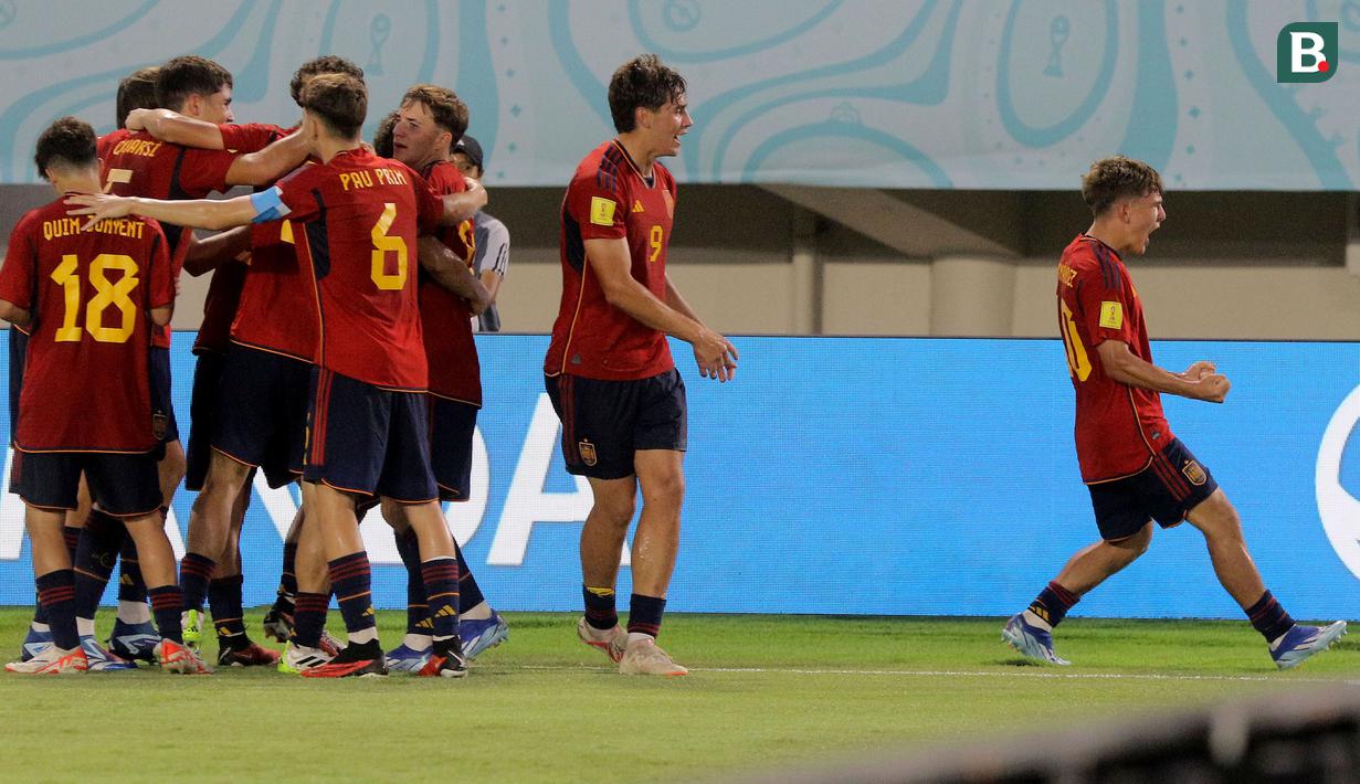 <p>Selebrasi pemain Timnas Spanyol U-17, Juan Hernandez (kanan) setelah mencetak gol ke gawang Mali U-17 dalam pertandingan babak penyisihan Grup B Piala Dunia U-17 di Stadion Manahan, Solo. Senin (13/11/2023). (Bola.com/Arief Bagus)</p>