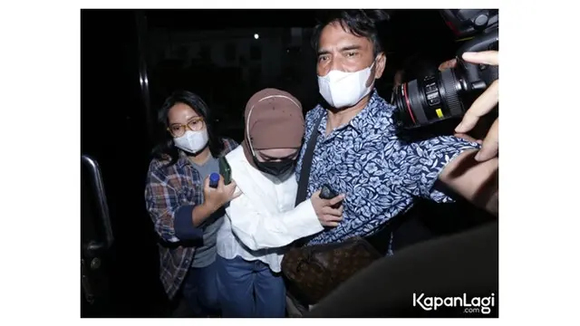6 Potret Ayah Lesti Kejora Dampingi Sang Anak ke Polres, Wajah Tegarnya Disorot
