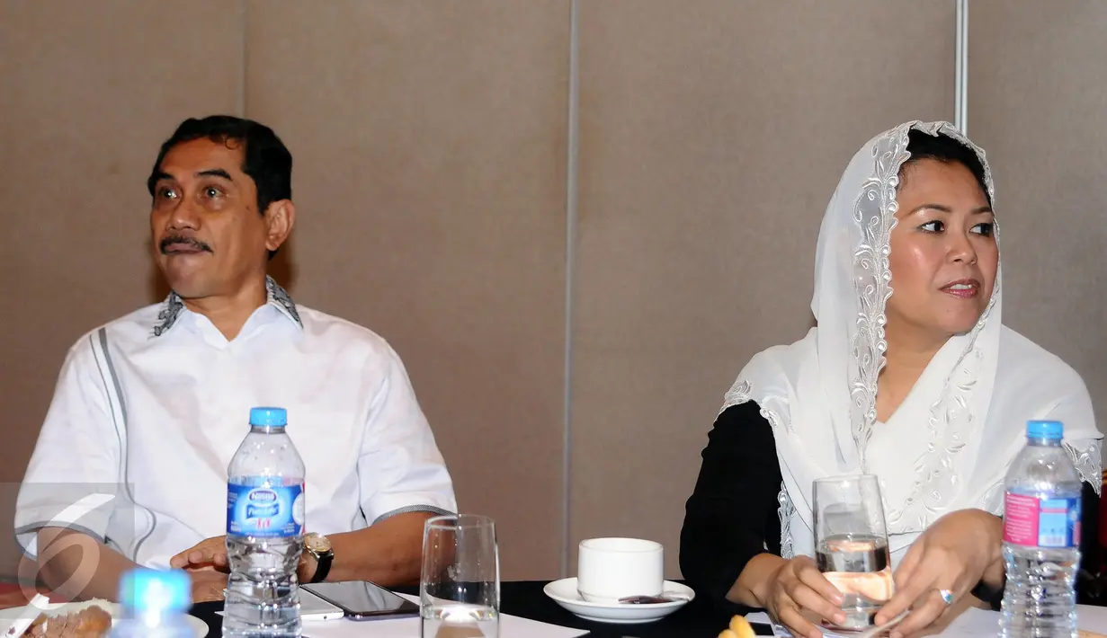 Kepala BNPT Komjen Pol Suhardi Alius (kiri) bersama Direktur eksekutif Wahid Institute, Yenny Wahid di Jakarta, Senin (28/11). Keduanya bertemu dalam Seminar 'Mempromosikan Kerukunan Sosial-Keagamaan di Indonesia. (Liputan6.com/Helmi Fithriansyah)